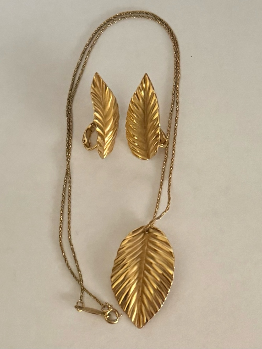 Napier 1980s Vintage Golden Leaves Brushed Textured Gold Tone Necklace & Clips
